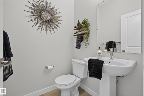 5727 Keeping Crescent Sw, Edmonton, AB - Indoor Photo Showing Bathroom