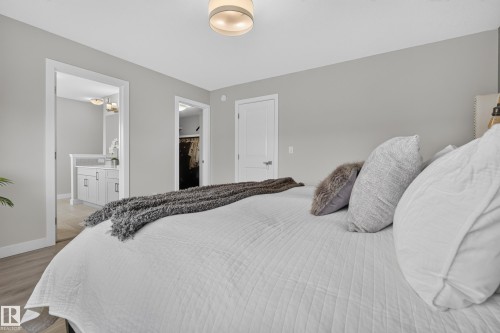 5727 Keeping Crescent Sw, Edmonton, AB - Indoor Photo Showing Bedroom