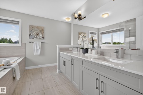 5727 Keeping Crescent Sw, Edmonton, AB - Indoor Photo Showing Bathroom