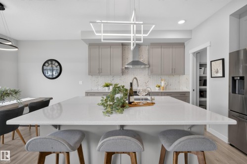 5727 Keeping Crescent Sw, Edmonton, AB - Indoor Photo Showing Kitchen With Upgraded Kitchen
