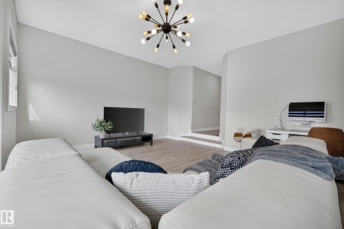 5727 Keeping Crescent Sw, Edmonton, AB - Indoor Photo Showing Bedroom