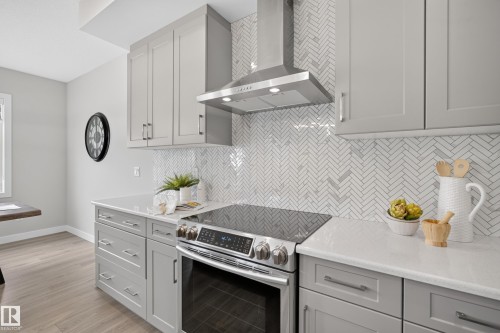 5727 Keeping Crescent Sw, Edmonton, AB - Indoor Photo Showing Kitchen With Upgraded Kitchen