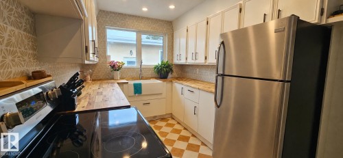 9024 60 Street Nw, Edmonton, AB - Indoor Photo Showing Kitchen