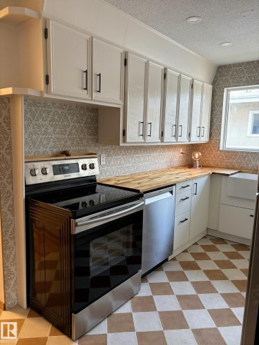 9024 60 Street Nw, Edmonton, AB - Indoor Photo Showing Kitchen