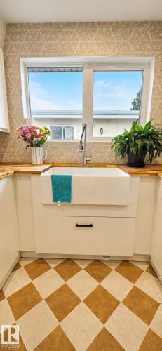 9024 60 Street Nw, Edmonton, AB - Indoor