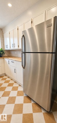 9024 60 Street Nw, Edmonton, AB - Indoor Photo Showing Kitchen