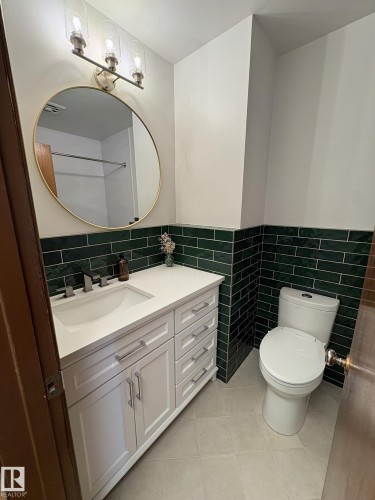 9024 60 Street Nw, Edmonton, AB - Indoor Photo Showing Bathroom