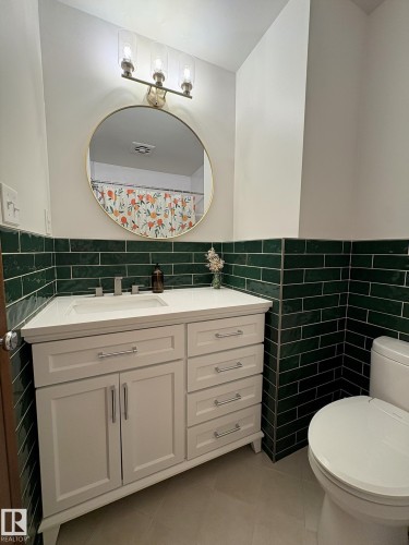 9024 60 Street Nw, Edmonton, AB - Indoor Photo Showing Bathroom