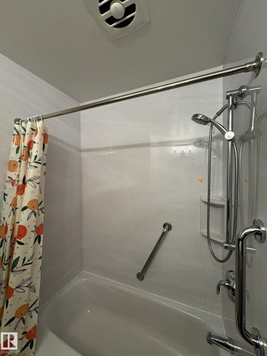9024 60 Street Nw, Edmonton, AB - Indoor Photo Showing Bathroom