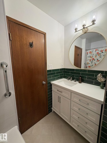 9024 60 Street Nw, Edmonton, AB - Indoor Photo Showing Bathroom