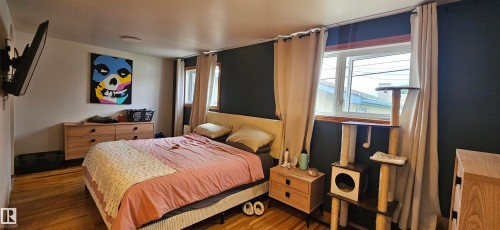 9024 60 Street Nw, Edmonton, AB - Indoor Photo Showing Bedroom