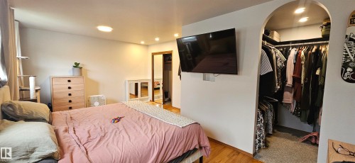 9024 60 Street Nw, Edmonton, AB - Indoor Photo Showing Bedroom