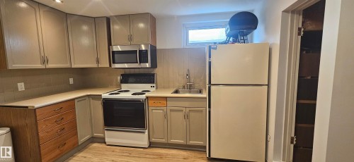 9024 60 Street Nw, Edmonton, AB - Indoor Photo Showing Kitchen