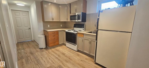 9024 60 Street Nw, Edmonton, AB - Indoor Photo Showing Kitchen
