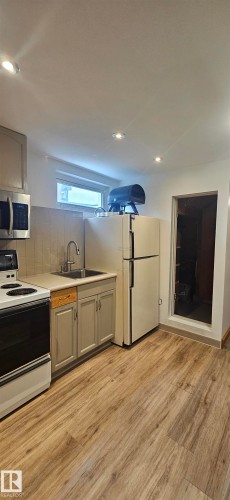 9024 60 Street Nw, Edmonton, AB - Indoor Photo Showing Kitchen