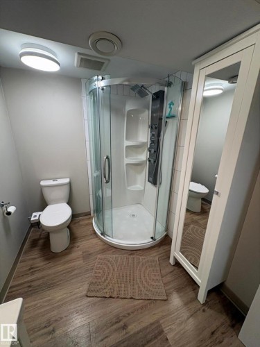 9024 60 Street Nw, Edmonton, AB - Indoor Photo Showing Bathroom