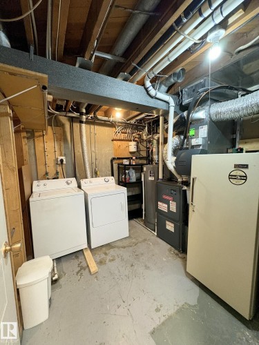 9024 60 Street Nw, Edmonton, AB - Indoor Photo Showing Laundry Room