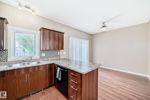 #4 5102 30 Av, Beaumont, AB - Indoor Photo Showing Kitchen