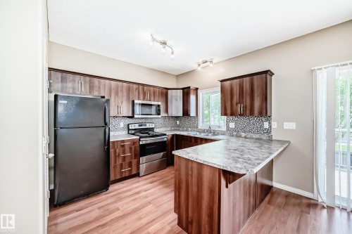 #4 5102 30 Av, Beaumont, AB - Indoor Photo Showing Kitchen