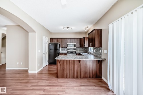 #4 5102 30 Av, Beaumont, AB - Indoor Photo Showing Kitchen