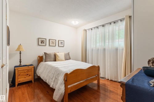 7 Quesnell Crescent Nw, Edmonton, AB - Indoor Photo Showing Bedroom