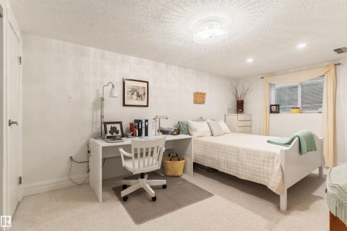 7 Quesnell Crescent Nw, Edmonton, AB - Indoor Photo Showing Bedroom