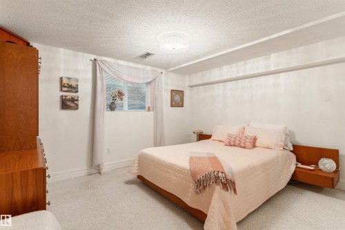 7 Quesnell Crescent Nw, Edmonton, AB - Indoor Photo Showing Bedroom