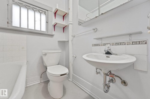 9824 91 Avenue Nw, Edmonton, AB - Indoor Photo Showing Bathroom