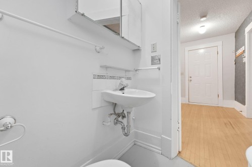 9824 91 Avenue Nw, Edmonton, AB - Indoor Photo Showing Bathroom