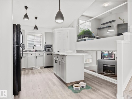 2916 31 Street Nw, Edmonton, AB - Indoor Photo Showing Kitchen