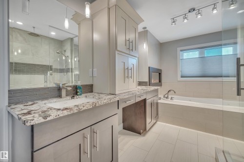 4510 Wingfield Bay Nw, Edmonton, AB - Indoor Photo Showing Bathroom