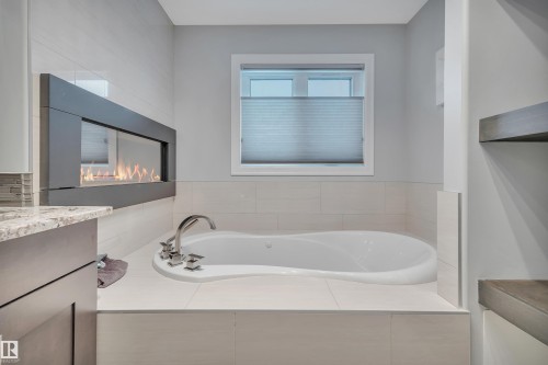 4510 Wingfield Bay Nw, Edmonton, AB - Indoor Photo Showing Bathroom