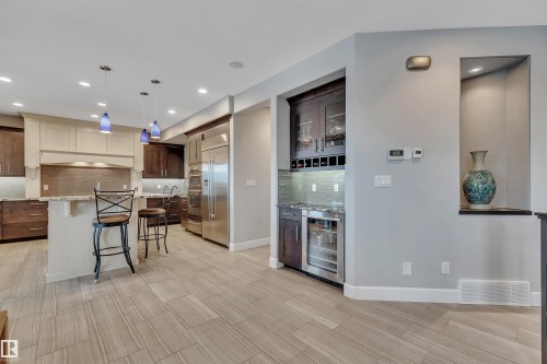 4510 Wingfield Bay Nw, Edmonton, AB - Indoor Photo Showing Kitchen