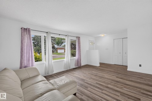 8015 145 Avenue Nw, Edmonton, AB - Indoor Photo Showing Living Room