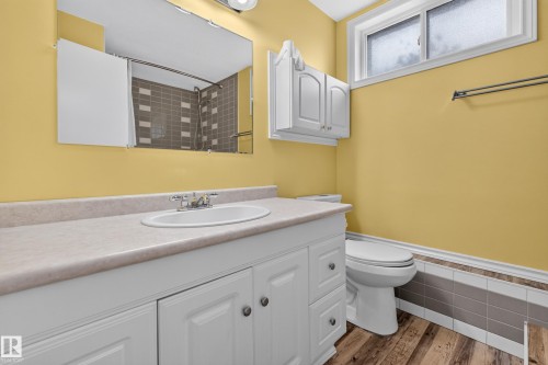 8015 145 Avenue Nw, Edmonton, AB - Indoor Photo Showing Bathroom