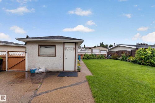 8015 145 Avenue Nw, Edmonton, AB - Outdoor