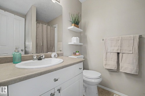 9083 Scott Crescent Nw, Edmonton, AB - Indoor Photo Showing Bathroom