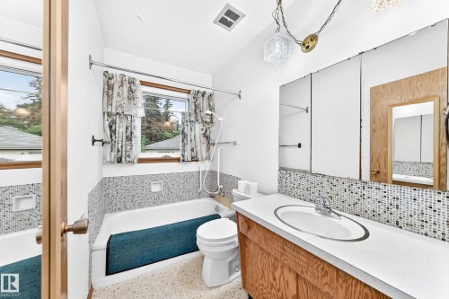 12720 120 Avenue Nw, Edmonton, AB - Indoor Photo Showing Bathroom