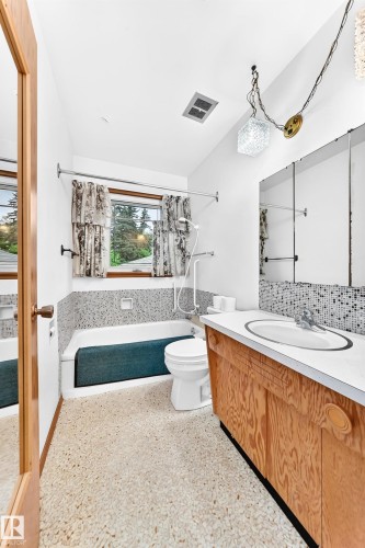 12720 120 Avenue Nw, Edmonton, AB - Indoor Photo Showing Bathroom