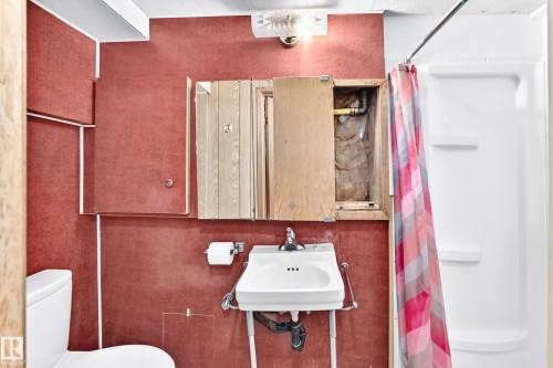 12720 120 Avenue Nw, Edmonton, AB - Indoor Photo Showing Bathroom