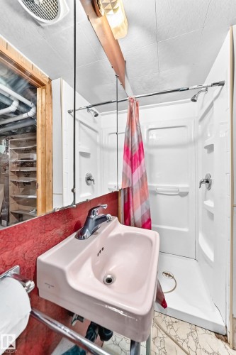 12720 120 Avenue Nw, Edmonton, AB - Indoor Photo Showing Bathroom