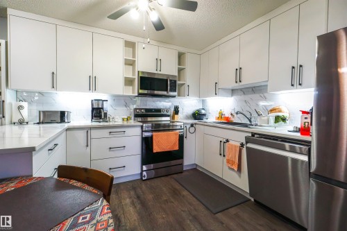 #128 279 Suder Greens Dr Nw, Edmonton, AB - Indoor Photo Showing Kitchen