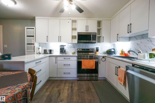#128 279 Suder Greens Dr Nw, Edmonton, AB - Indoor Photo Showing Kitchen