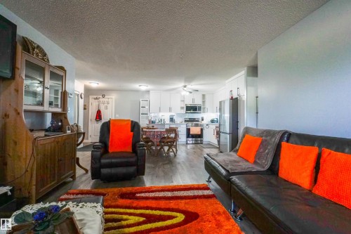 #128 279 Suder Greens Dr Nw, Edmonton, AB - Indoor Photo Showing Living Room