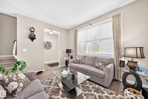 6136 Rosenthal Way Nw, Edmonton, AB - Indoor Photo Showing Living Room