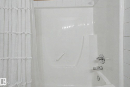#323 240 Spruce Ridge Rd, Spruce Grove, AB - Indoor Photo Showing Bathroom