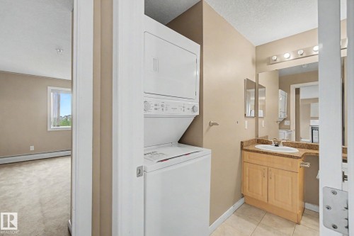 #323 240 Spruce Ridge Rd, Spruce Grove, AB - Indoor Photo Showing Laundry Room