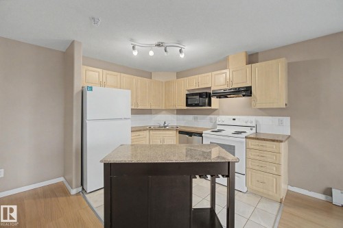 #323 240 Spruce Ridge Rd, Spruce Grove, AB - Indoor Photo Showing Kitchen