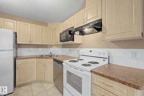 #323 240 Spruce Ridge Rd, Spruce Grove, AB - Indoor Photo Showing Kitchen With Double Sink