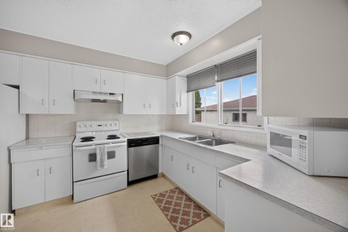 39 Apache Crescent, Leduc, AB - Indoor Photo Showing Kitchen With Double Sink